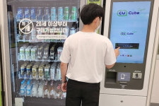 한밤중 아무도 없는 편의점…그래도 맥주를 산다