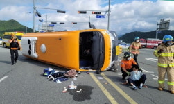 마을버스·화물차 충돌…장날 시장 가던 노인 등 40여명 부상