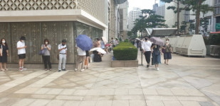 [취재수첩] 샤넬의 오픈런 고집이 부른 코로나 불안