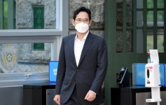 웃통 벗고 매일 운동장 질주…이재용 구치소 생활 눈길