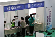 오늘 18~49세 중 생년월일 끝자리 5 백신예약…26일부터 접종