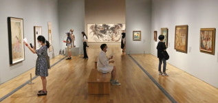 방탄 콘서트인 줄…이건희 컬렉션에 벌어진 놀라운 일