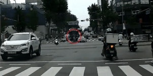 선릉역 오토바이 배달원 사고에…네티즌 vs 배달기사 갑론을박