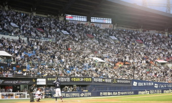두산-LG 준PO 3차전, 관중 2만3800명…올해 첫 만원 관중