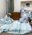 방호복 입고 할머니와 화투 간호사 4명 용신봉사상 수상