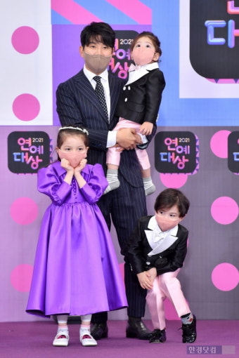 [포토] 박주호, '귀여운 삼남매와 함께~' (2021 KBS 연예대상)