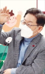 李 
