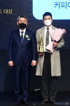 커피에 반하다 더월드퍼스트점 | [포토] 커피에반하다, '2022 대한민국 퍼스트브랜드 대상' 무인카페프랜차이즈 부문 수상