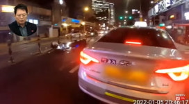 손님 태우려고…오토바이 2대 넘어뜨린 무개념 택시 [아차車]