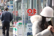 정부 검사키트 충분…약국선 3시간 만에 동나