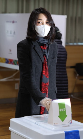 김건희 사전투표…스니커즈에 빨간 양말·머플러 패션 눈길