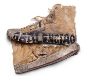 해지고 구멍 났는데 80만원?…신상 명품 운동화 디자인 쇼크