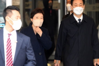 박근혜 전 대통령, 활짝 웃으며 퇴원…