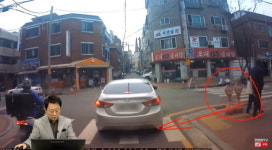 뒤로 걷다가 차 부딪혔는데… 보험 처리 요구한 부부 [아차車]