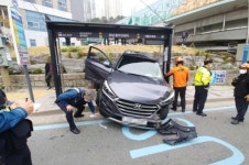 부산서 80대 운전자 차량 버스정류장 덮쳐…2명 사상 날벼락