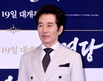 백윤식, '前 연인 에세이' 판매금지 가처분 일부 승소