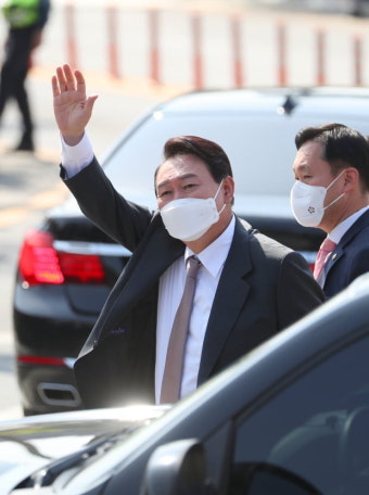 박근혜, 尹취임식서 文과 나란히 앉는다…이재명·유승민 초청 못받아