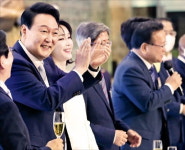 용산 세 번, 국회 두 번 찾아…윤석열 대통령, 첫날 42.1㎞ 마라톤 업무