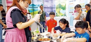 충남 당진 백석올미마을, 매실로 한과·초콜릿 등 먹거리 만들기…옥수수·콩 수확 체험도