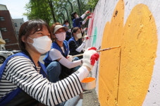 [포토] 제15기 행복공감봉사단, 아이들을 위해 벽화 그려요