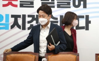이준석, 배현진에 '악수 패싱'…뿌리치자 멋쩍은 듯 어깨 '탁' [영상]