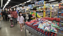 BTS도 더 팔아주세요…2030 편의점 오픈런 하는 이유 [오정민의 유통한입]