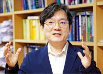 [단독] 황윤재 차기 한국경제학회장 세계경제 빠르게 블록화…韓, 시장보다 기술 가진 나라 선택해야