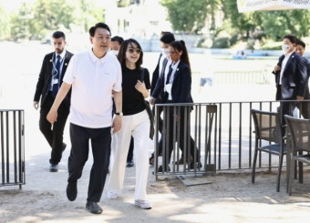 윤 대통령-김건희 여사, 스페인서 '블랙&화이트' 일상복 산책