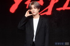 [포토] 엔하이픈 제이크, 선 굵은 상남자의 하트~