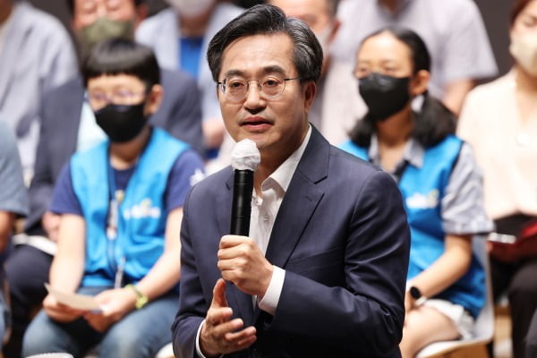 김동연 경기도지사, 소상공인 지원 다짐 이어가며 안양농수산물도매시장 방문