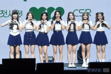 첫사랑 K팝 최초 동갑내기 걸그룹, 17세 찐친 케미 보여드릴게요 [종합]