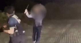 회칼 들고 덤비는 흉기난동범, 장봉 하나로 제압한 경찰