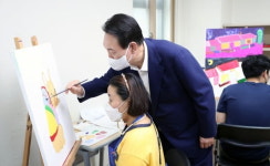 발달장애인 미술수업 간 尹, 망칠 것 같은데라며 같이 그렸다