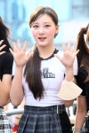 [포토] 첫사랑 예함, 귀여운 손인사~