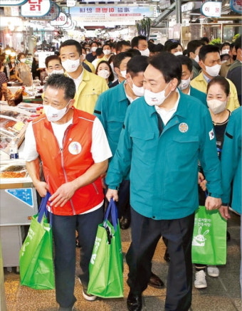 '대형마트 족쇄' 꼭 푼다더니…소상공인 반발하자 일단 물러서