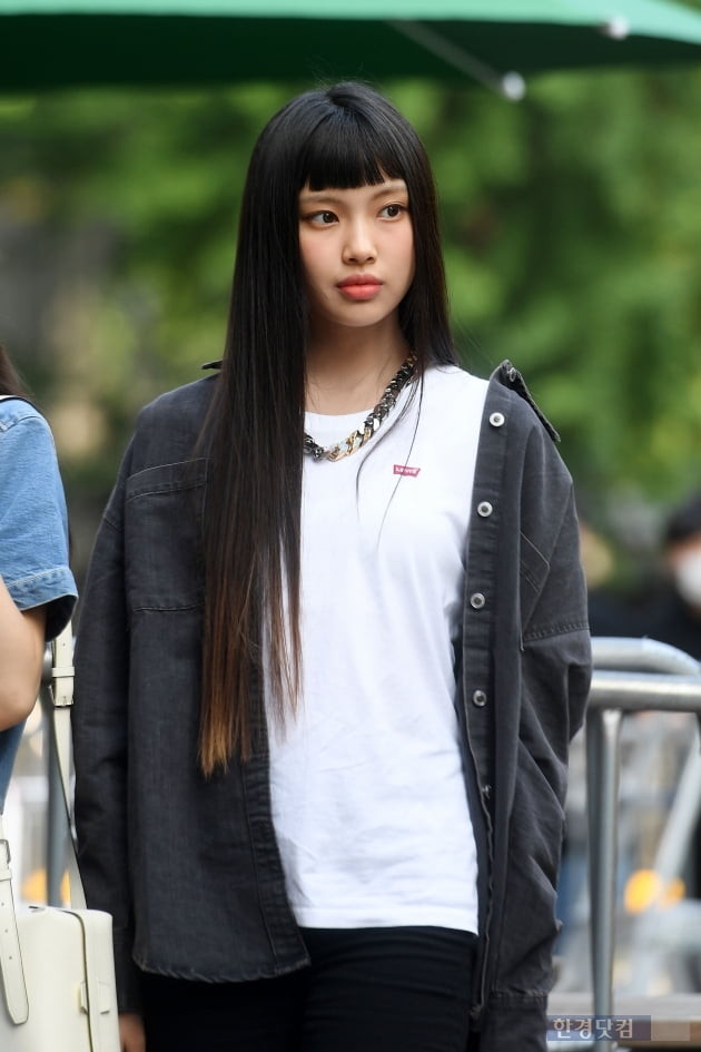 루이비통 팝업스토어 오픈 행사에 참석한 뉴진스 혜인, 건강한 미소와 세련된 매력으로 시선 사로잡아
