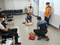 경기도시장상권진흥원, 화성 사강시장과 시흥 도일시장 등 11개 시.군 전통시장에 자동심장충격기 19대 설치