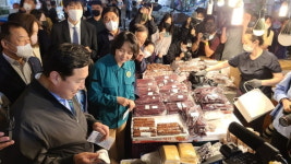 이영 장관, 골목상권 살리기 나서…광장시장서 직접 구매