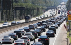 추석 연휴 첫날 귀성길 곳곳 정체…오후 8시께 풀릴듯