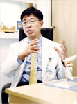 이재철 교수 척추 내 신경통로 좁아져 통증…6주~3개월 비수술적 치료부터