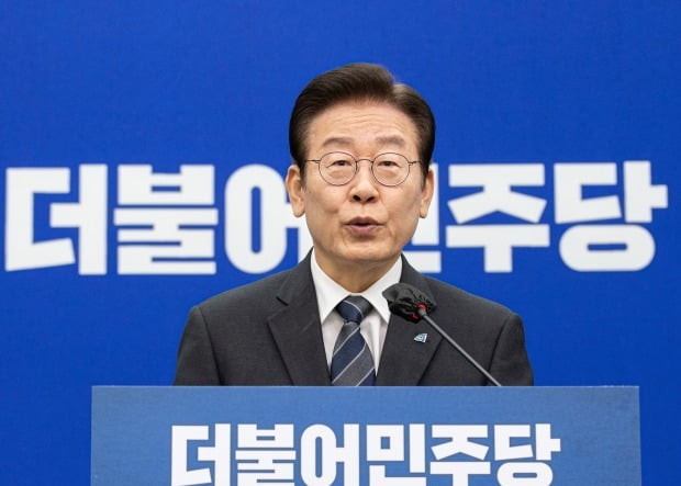 이재명, 대장동 사건과 위증교사 혐의 사건 재판 출석…묵묵부답법정으로