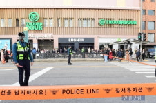 이태원 참사로 꽃같은 나이에 떠난 그대들을 추모하며 [스토리컷]