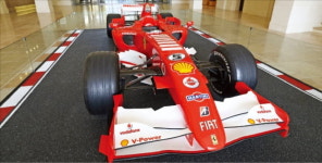 페라리에 유명 작가 작품까지…미술관이 된 명품 클럽하우스