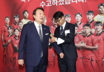 대표팀 주장 완장 받은 '캡틴 尹'…
