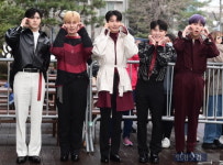 [포토] 위앤유, 멋진 모습으로 하트~