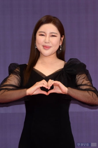 송가인, 미모와 노력이 돋보이며 팬들 사로잡는다