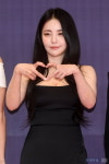 [포토] 브레이브걸스 유정, 러블리 하트 발사(KBS 연예대상)