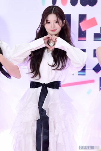 [포토] 엔믹스 설윤, '팬들에게 보내는 예쁜 하트~' (2022 SBS 가요대전)