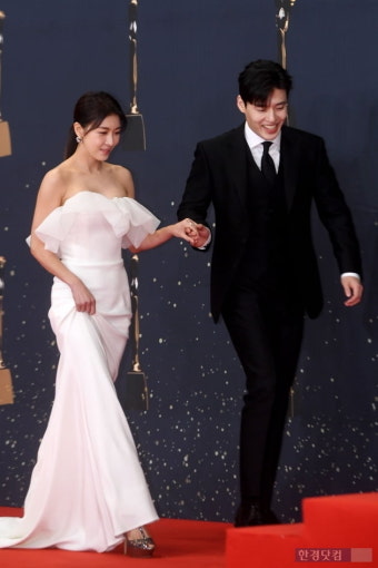 MBC 연기대상 및 가요대제전, KBS·SBS 연예대상 등 개최 여부 불투명, 시민사회단체 대규모 탄핵 촉구 집회 연기 검토

