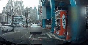 주유기 꽂은 채 출발한 아우디…위험천만한 순간 [아차車]